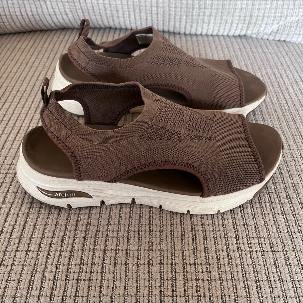 Skechers EUC Arch Fit City Catch Size 7 Tan Women's Sandals with White Sole - Picture 3 of 4